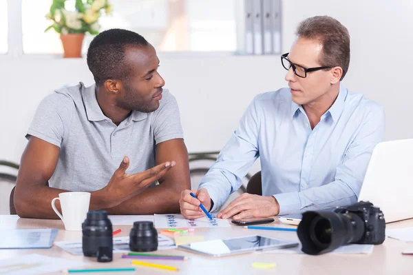 Due uomini d'affari discutono di qualcosa — Foto Stock