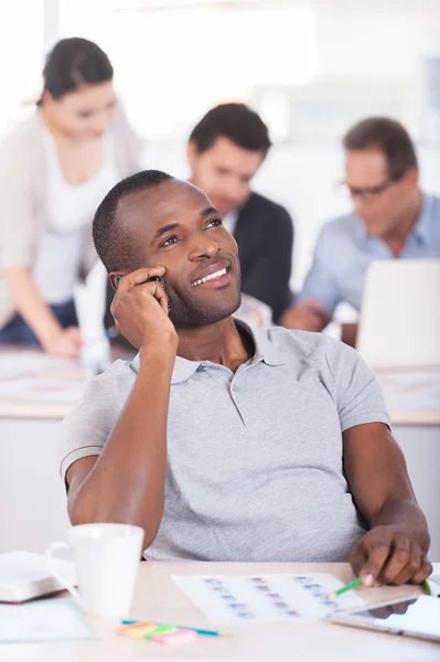 Hombre africano sosteniendo la cámara y sonriendo — Foto de Stock