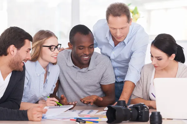 Grupo de gente alegre de negocios sentados juntos — Foto de Stock