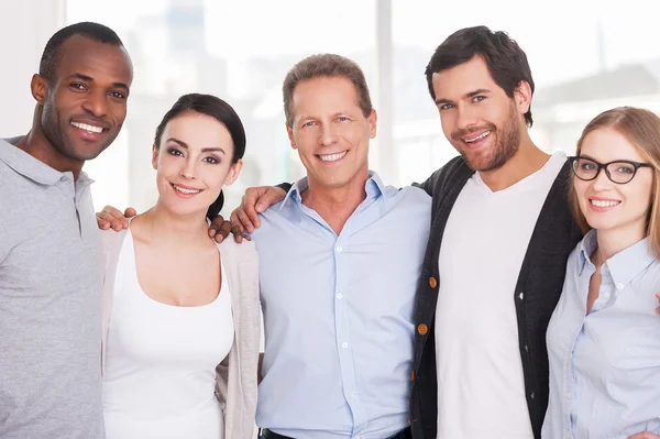 Gruppe fröhlicher Geschäftsleute — Stockfoto