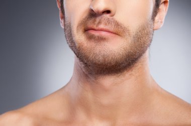 genç adam anız yapması ile