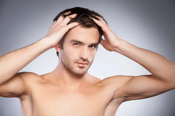 Flerte bonito jovem barba homem — Fotografia de Stock