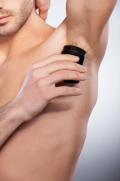 Man använder torr deodorant — Stockfoto