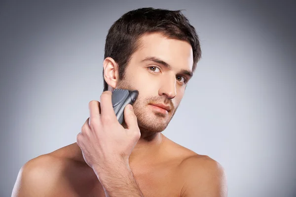 Mann rasiert sich. — Stockfoto
