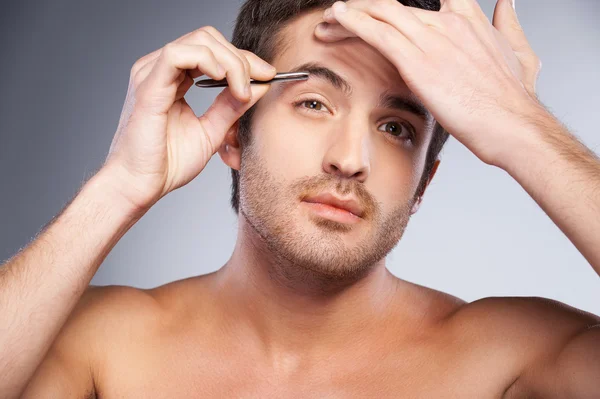 Hombre pincelando sus cejas — Foto de Stock