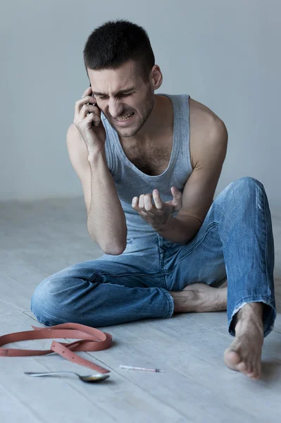 Furieux jeune homme parlant sur le téléphone mobile — Photo