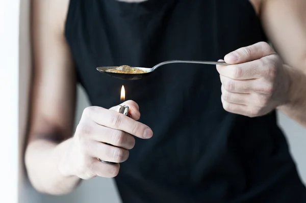 Mann kocht Heroin in Löffel — Stockfoto