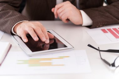 Tablet üzerinde çalışan.