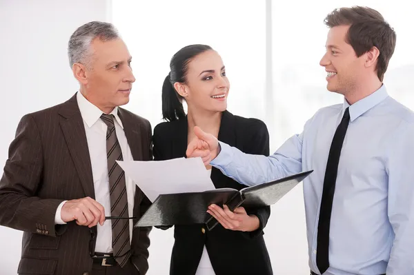 Drei selbstbewusste Geschäftsleute — Stockfoto