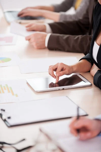 Empresários sentados à mesa — Fotografia de Stock