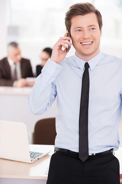 Junger und selbstbewusster Teamleiter. — Stockfoto