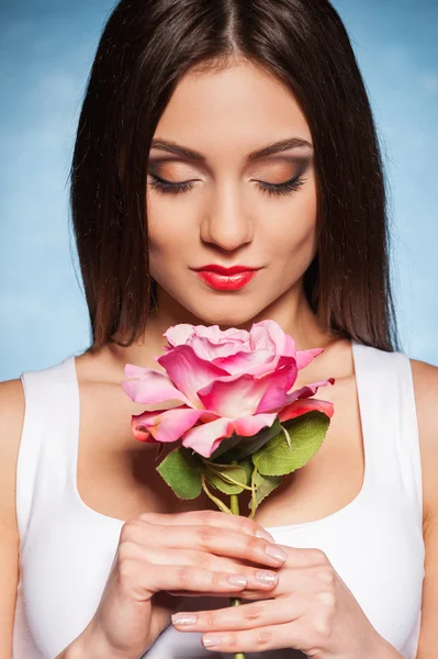 Frau riecht Blume — Stockfoto