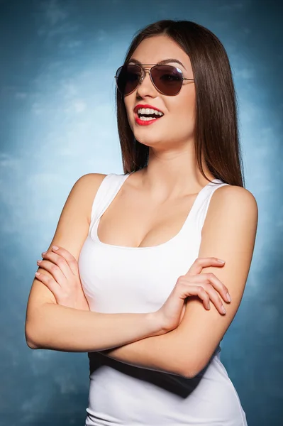 Mulher jovem em óculos de sol — Fotografia de Stock