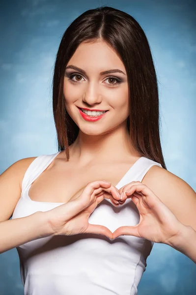 Lady making a heart shape with her hands — Stock Photo, Image