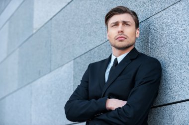 resmi kıyafeti düşünceli genç adam