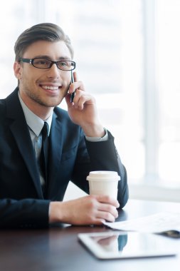 Evet resmi kıyafeti genç adam