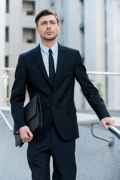 Homens em formalwear segurando pasta — Fotografia de Stock