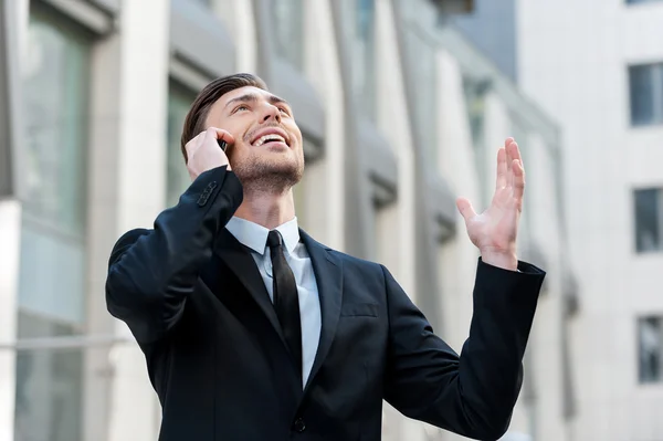 Mężczyźni w udany rozmowy na telefon — Zdjęcie stockowe