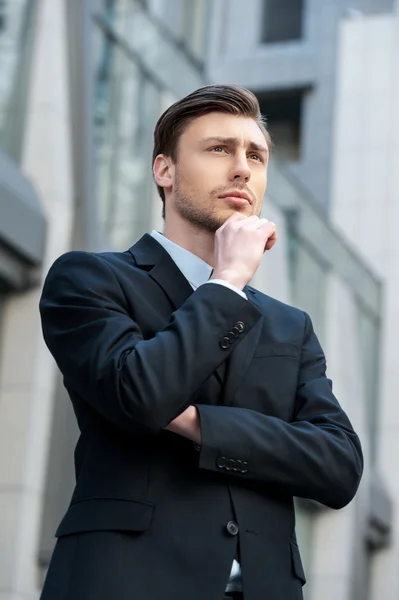 Joven reflexivo en ropa formal — Foto de Stock