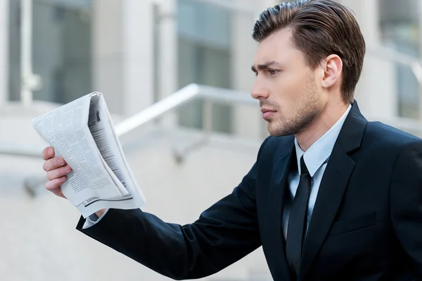 Affärsman som läser tidningen — Stockfoto