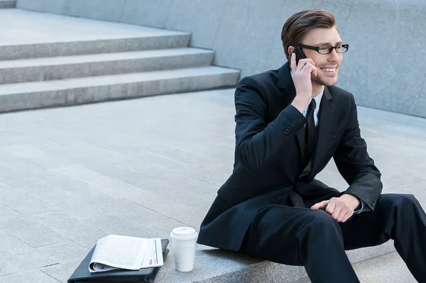 Biznesmen rozmowy z telefonu komórkowego — Zdjęcie stockowe