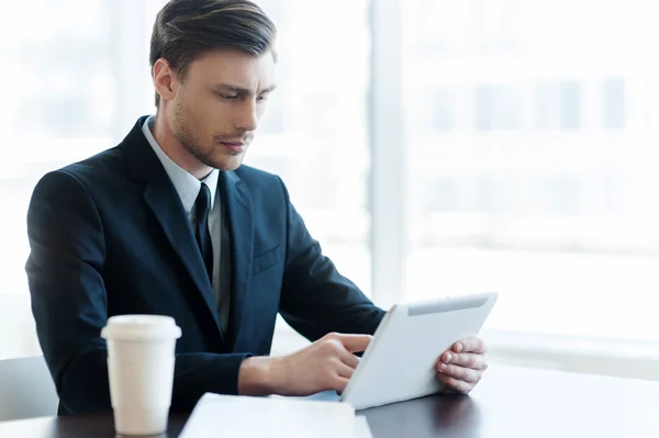 Hombre usando tableta digital — Foto de Stock