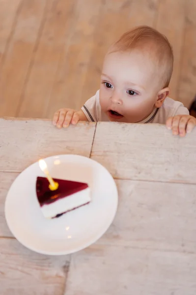 Baby looking at cake — Stock Photo, Image