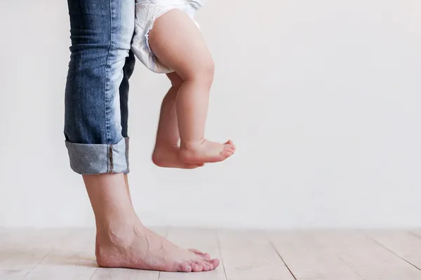 Mutter und Baby Beine — Stockfoto