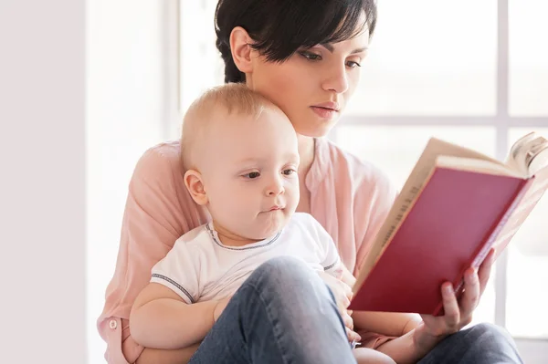 Leggere un libro insieme — Foto Stock