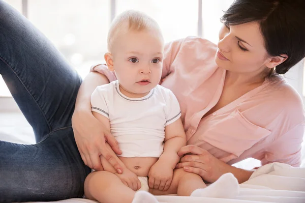 Madre sdraiata a letto con il piccolo bambino — Foto Stock