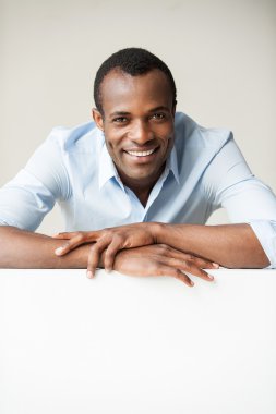 yakışıklı adam kopya alanı yaslanmış.