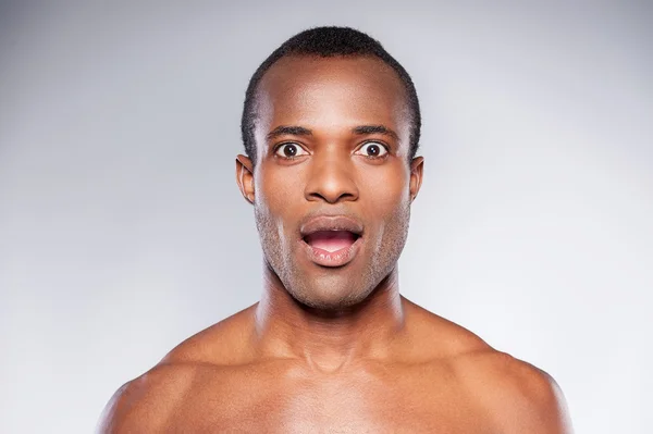 Homem africano surpreso e sem camisa — Fotografia de Stock