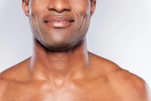 Sem camisa Africano homem sorrindo — Fotografia de Stock