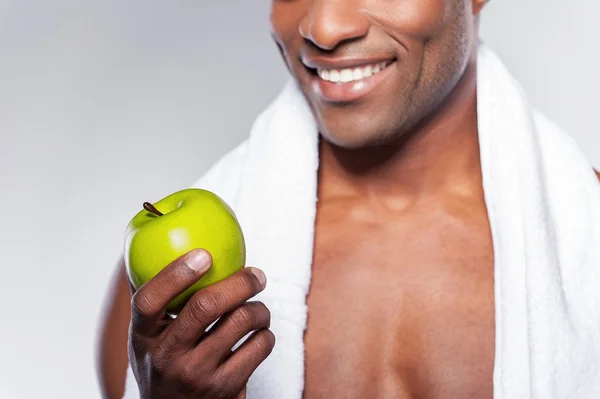 Man met groene appel. — Stockfoto