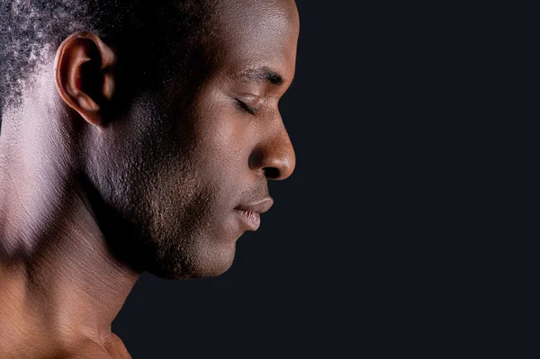 Hombre africano manteniendo los ojos cerrados — Foto de Stock