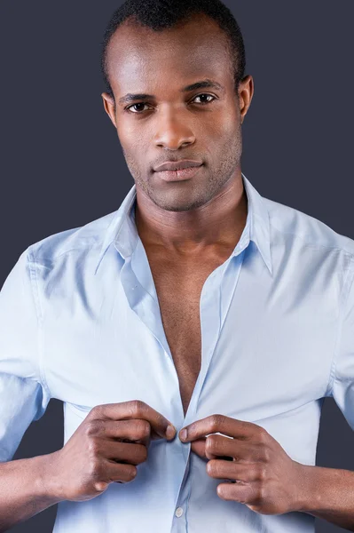 Hombre negro vistiendo su camisa — Foto de Stock