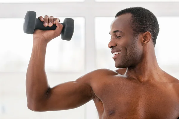 Allenamento uomo in palestra. — Foto Stock