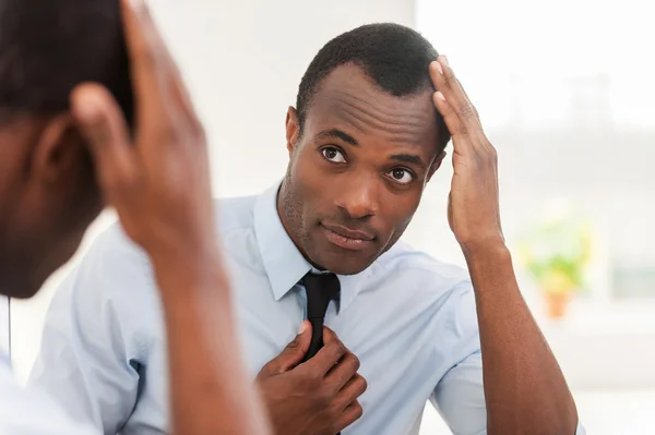 African man looking at the mirror — Stock Photo, Image