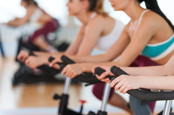 Ejercicio en bicicletas de gimnasio . —  Fotos de Stock