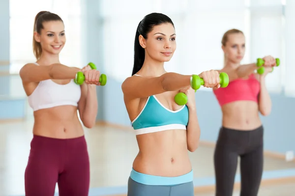 Exercising with dumbbells. — Stock Photo, Image