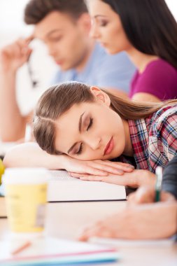 Öğrenci masada otururken uyuyor
