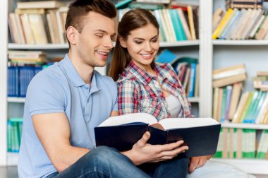 Çift birlikte kitap okuma