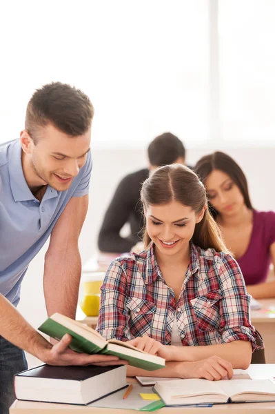 Studiare in un'atmosfera amichevole . — Foto Stock