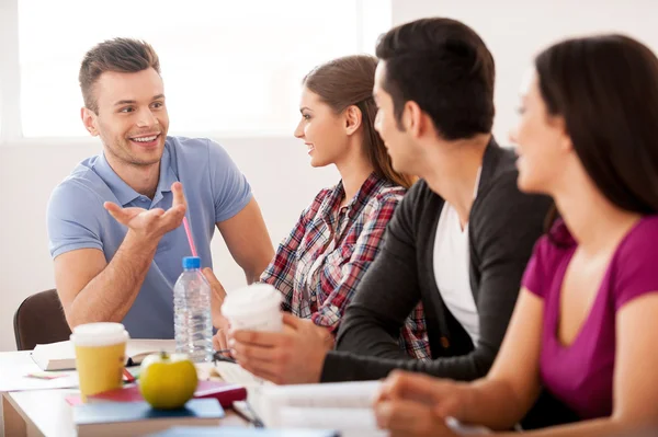 Studenter som uppfyller. — Stockfoto