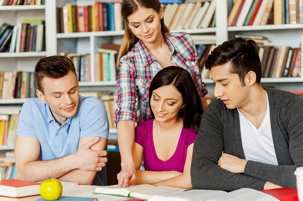 Studenten in der Bibliothek. — Stockfoto