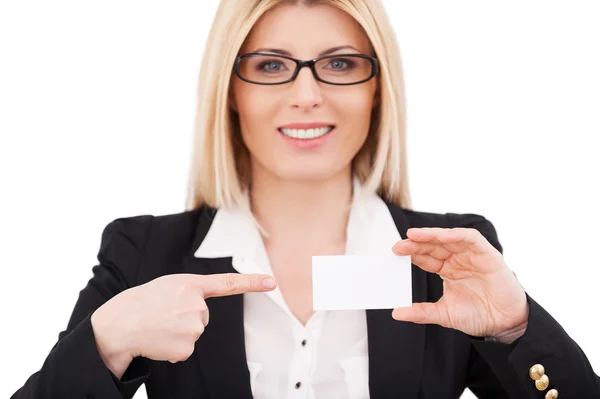 Empresária apontando seu cartão de visita — Fotografia de Stock