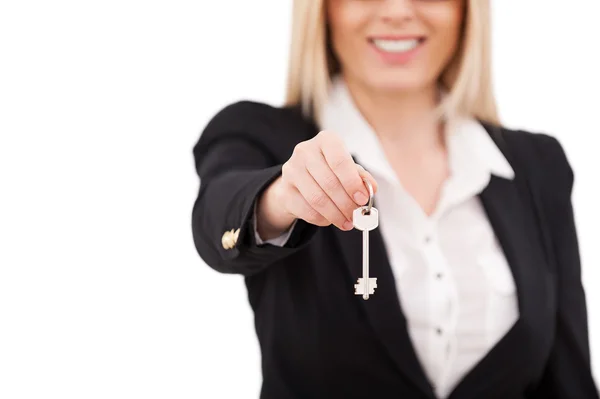 Businesswoman stretching out key — Stock Photo, Image