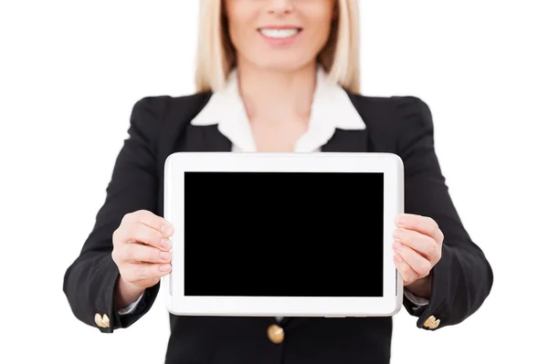 Geschäftsfrau zeigt digitales Tablet — Stockfoto