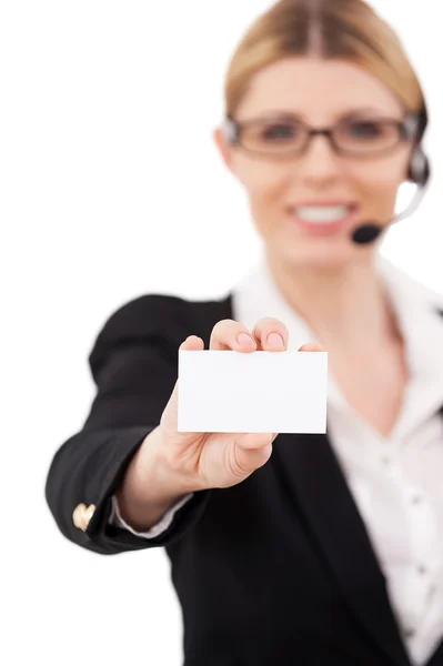Αντιπρόσωπο εξυπηρέτησης πελατών που απλώνεται επαγγελματική κάρτα — Φωτογραφία Αρχείου