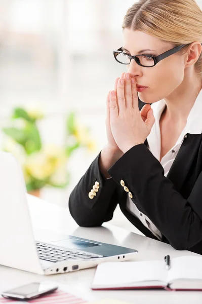 Businesswoman praying. — Stock Photo, Image